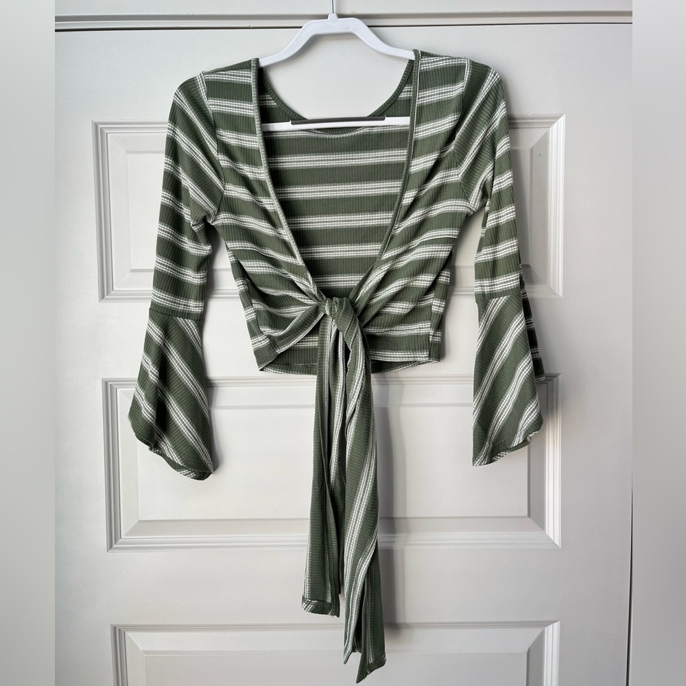 Green cropped tie front top (size: M)